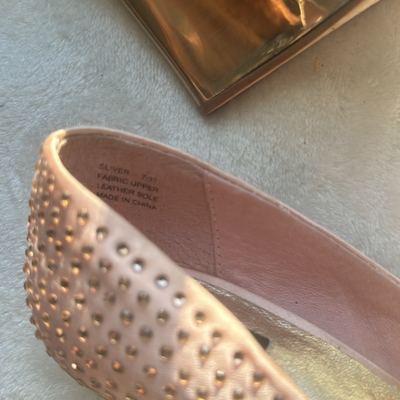 Gold-tone high-heeled shoes with crystal details, ideal for special occasions. - Picture 8 of 8